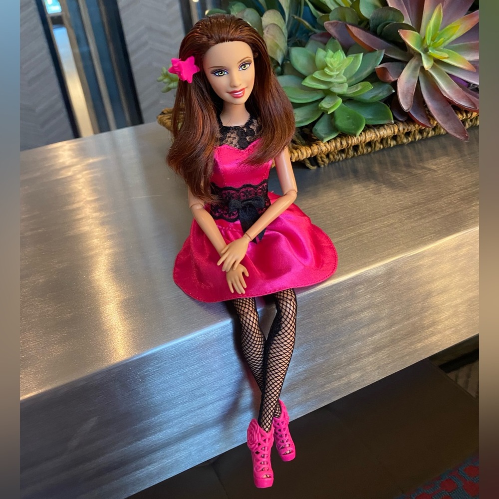 New Barbie Teresa Articulated Doll - Picture 7 of 14